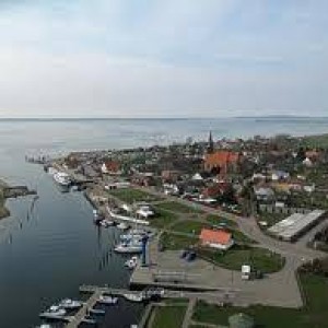 Kapitänsferienhaus, Ferienwohnung, Rügen am Hafen von Schaprode , Ostsee, Luftbild