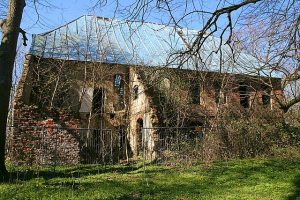Die Ruine des Gutshauses im Park Dranske-Lanken auf der Insel Rüge