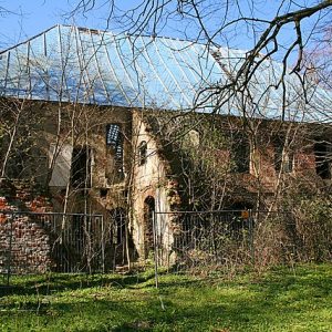 Die Ruine des Gutshauses im Park Dranske-Lanken auf der Insel Rüge