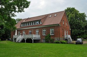 Gutshaus in Vilmnitz (Putbus) auf Rügen im Juni 2013. Hinteransicht.